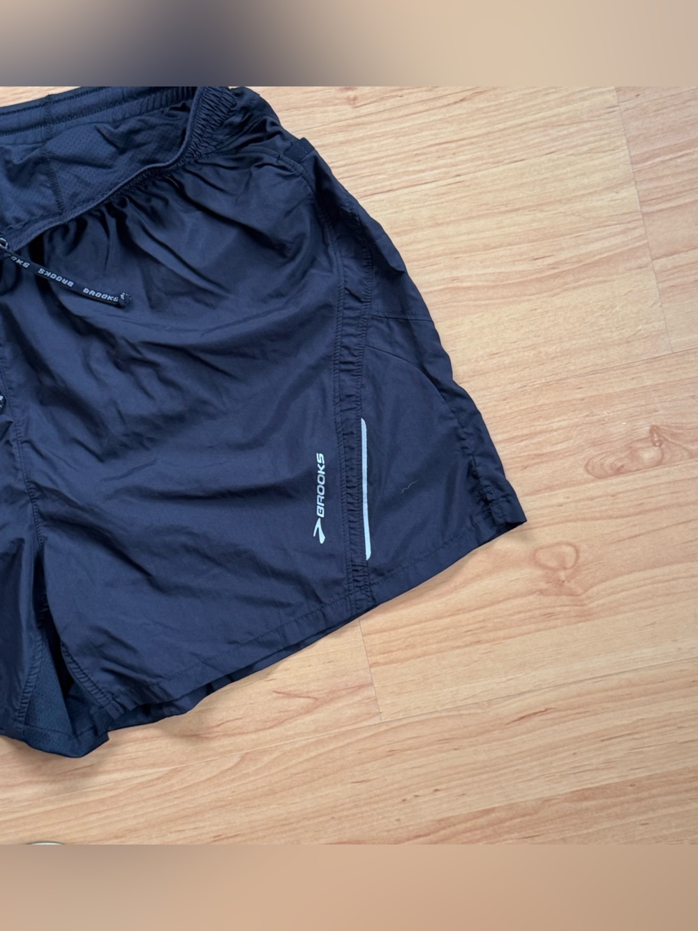 Brooks Equilibrium 5” Black Running Shorts Reflective Lines Velcro Pockets Large - Picture 2 of 10